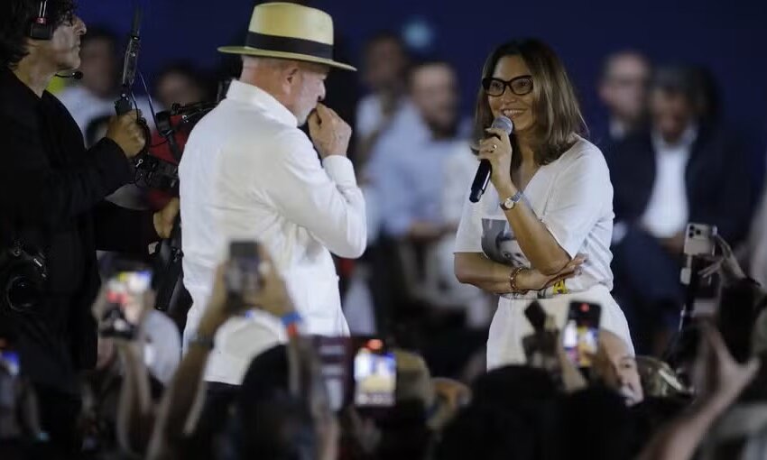 em-discursos-do-pt,-lula-chama-janja-ao-palco-apos-criticar-ausencia-de-mulheres