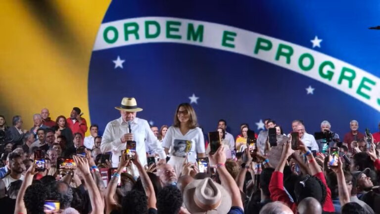 lula-e-oficializado-candidato-e-promete-reforcar-defesa-contra-invasoes;