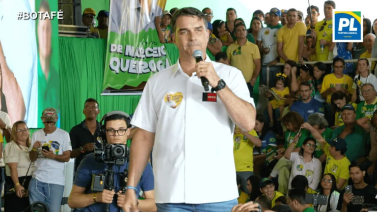 na-paraiba,-flavio-bolsonaro-diz-que-pais-so-tera-solucao-‘na-porrada’