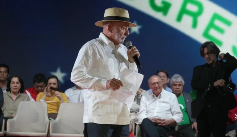 lula-manda-recado-a-agressores:-“se-bater-na-mulher,-nao-precisa-votar-em-mim”