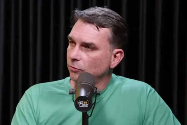 flavio-bolsonaro-tenta-interromper-jornalista-sobre-tarifaco-dos-eua-e-leva-invertida