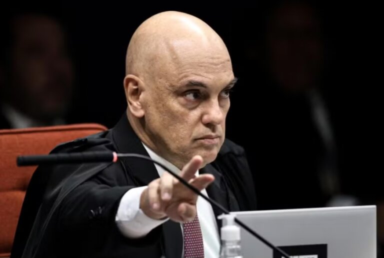 a-guerra-para-saber-quem-acabara-com-alexandre-de-moraes.-por-moises-mendes