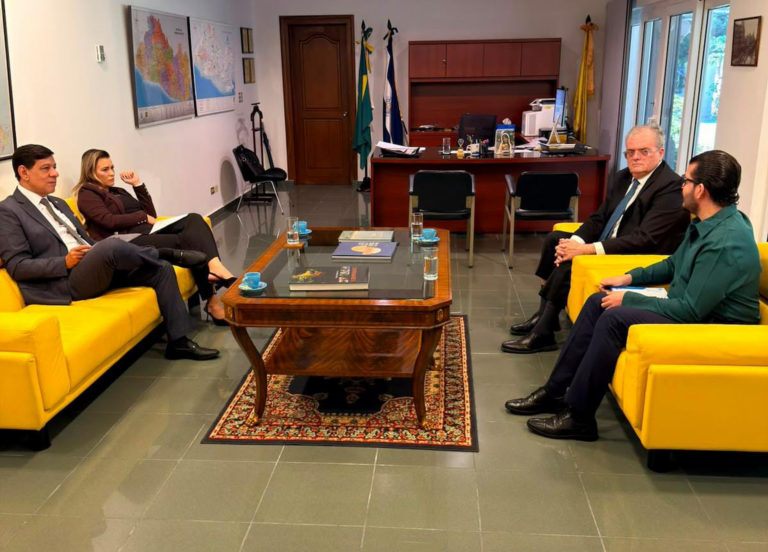 em-presidios-no-exterior,-deputado-da-alerj-discute-em-el-salvador-proposta-para-isolar-chefes-de-faccoes
