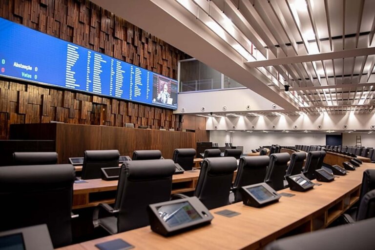apos-o-recesso-parlamentar,-a-assembleia-legislativa-do-rio-de-janeiro-(alerj)-retoma,-nesta-terca-feira-(4…