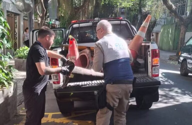em-operacao-da-prefeitura,-cones-irregulares-sao-retirados-de-ruas-da-zona-sul