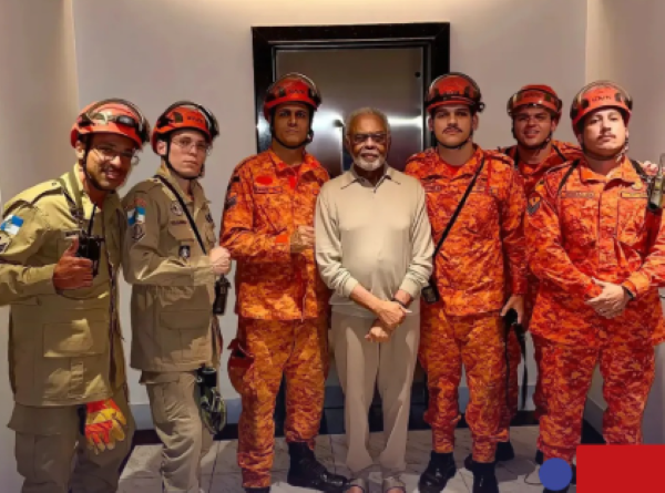 em-elevador-e-e-resgatado-pelos-bombeiros,-gilberto-gil-fica-preso