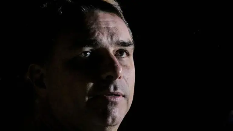 uniao-abandona-palanque-no-rio-e-amplia-isolamento-de-flavio-bolsonaro