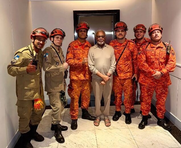 gilberto-gil-e-resgatado-por-bombeiros-apos-ficar-preso-em-elevador-no-rio:-“aquele-abraco”