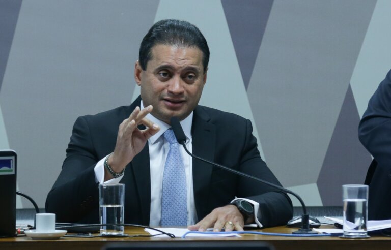 em-nova-fase-de-operacao-sobre-desvios-no-inss,-pf-mira-familiares-do-senador-weverton-rocha