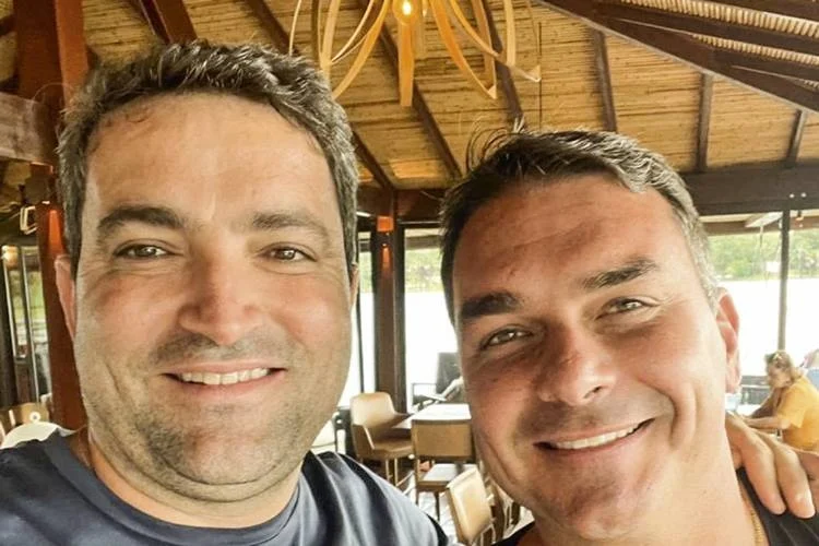 quem-e-o-amigo-de-flavio-bolsonaro-alvo-de-operacao-por-fraudes-no-inss