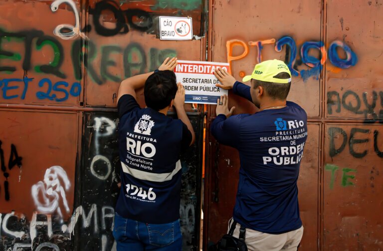 em-cachambi-e-apreende-facas-e-facoes,-operacao-interdita-ferro-velho-clandestino