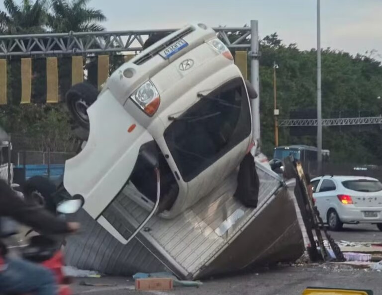 caminhao-com-carga-de-peixes-tomba-na-linha-amarela-e-trava-transito-para-a-barra