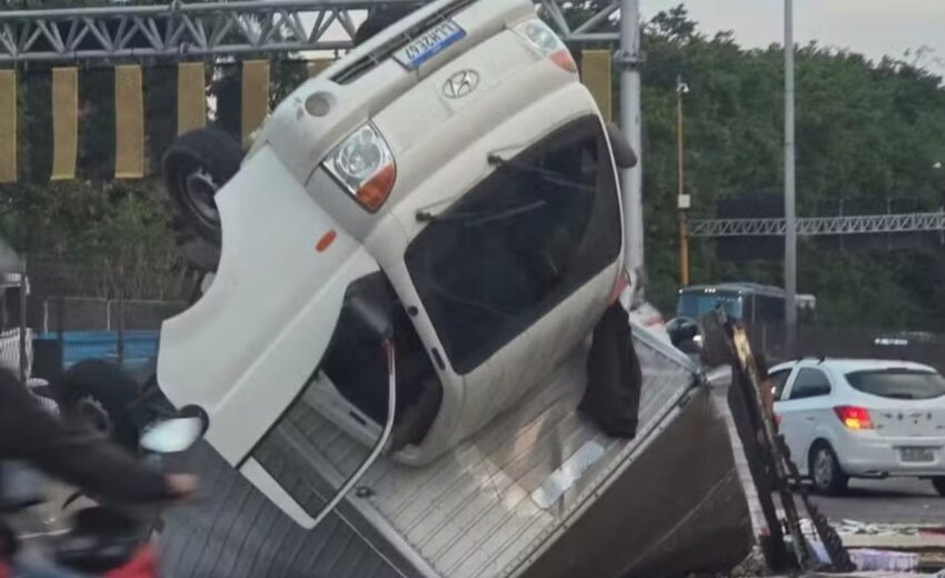 caminhao-com-carga-de-peixes-tomba-na-linha-amarela-e-trava-transito-para-a-barra