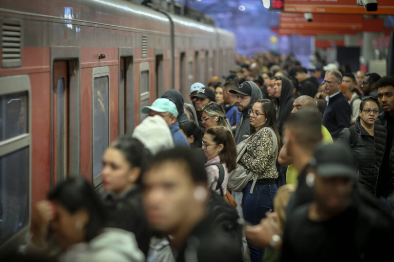 greve-da-cptm-chega-ao-2o-dia-apos-tarcisio-chamar-paralisacao-de-“baderna”