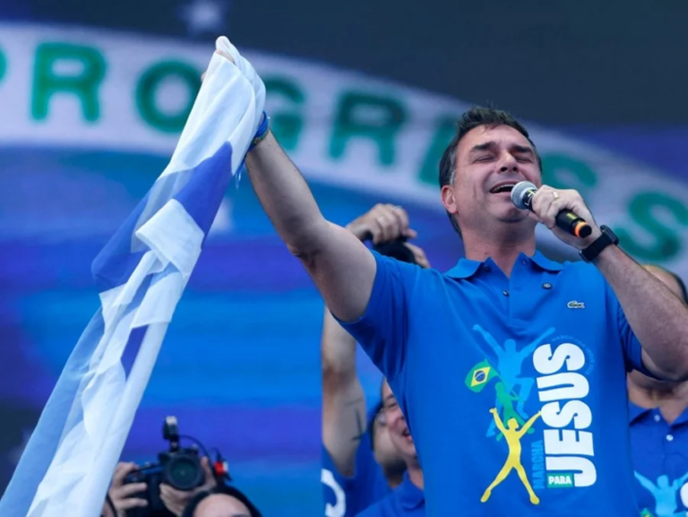 flavio-bolsonaro-ve-vantagem-sobre-lula-entre-evangelicos-diminuir,-aponta-quaest