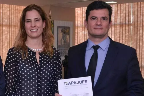 cnj-afasta-gabriela-hardt-por-dois-anos