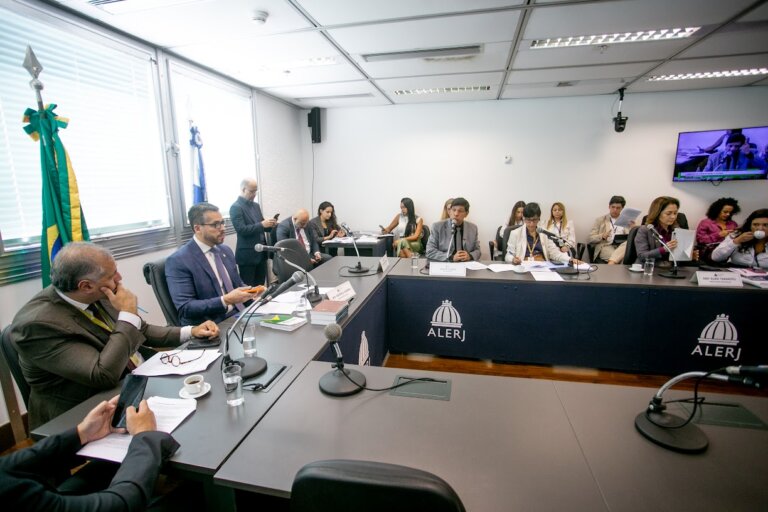 comissao-da-alerj-aprova-projeto-que-restringe-patrocinio-de-plataformas-adultas-em-eventos-esportivos