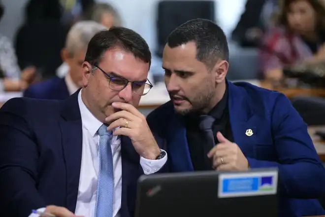 como-desistencia-de-cleitinho-atrapalha-flavio-bolsonaro-em-mg