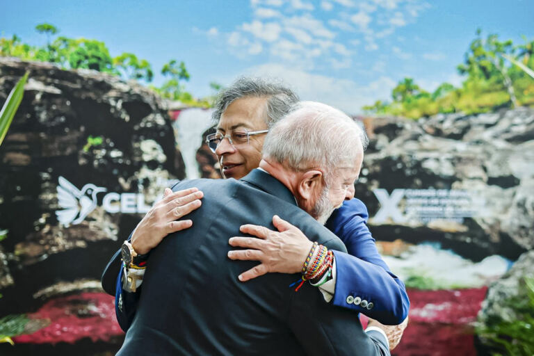 lula-se-despede-de-petro-antes-da-posse-de-ultradireitista-na-colombia