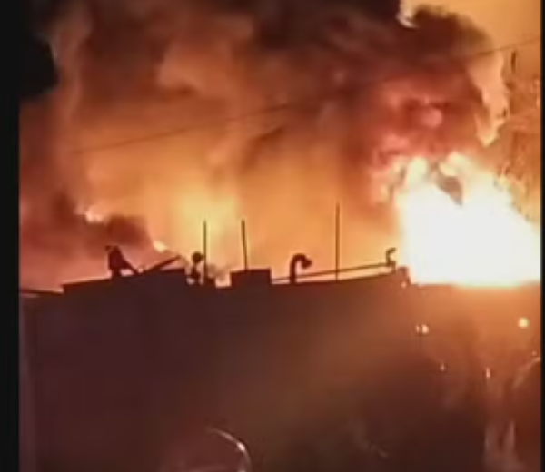 incendio-em-deposito-mobiliza-bombeiros-de-cinco-quarteis-na-baixada
