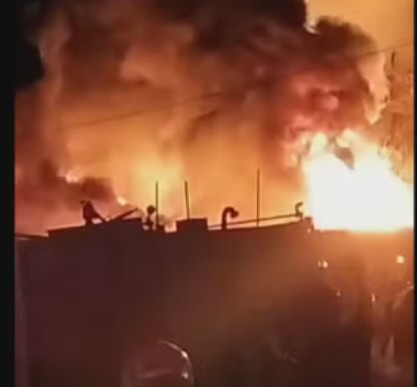 incendio-em-deposito-mobiliza-bombeiros-de-cinco-quarteis-na-baixada