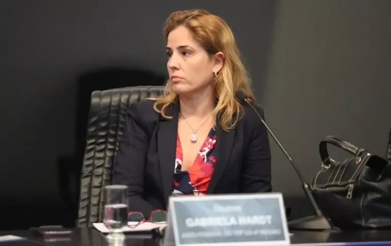cnj-afasta-gabriela-hardt-por-dois-anos,-mas-mantem-salario-proporcional