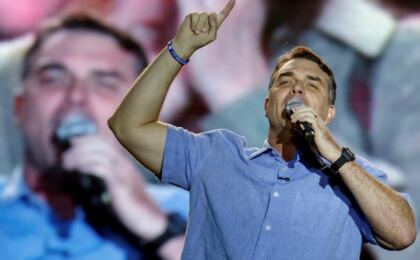 aliados-de-flavio-bolsonaro-participam-de-forum-de-extrema-direita-na-argentina