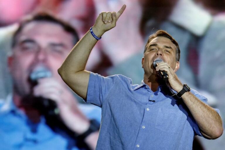 aliados-de-flavio-bolsonaro-participam-de-forum-de-extrema-direita-na-argentina