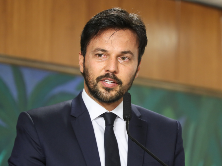 ex-ministro-de-bolsonaro-vendeu-projeto-de-r$-67,5-milhoes-ao-master,-diz-pf