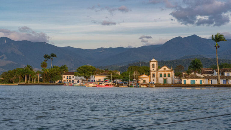 com-previsao-de-ventos-de-ate-110-km/h,-paraty-e-angra-dos-reis-suspendem-aulas-nesta-sexta-feira