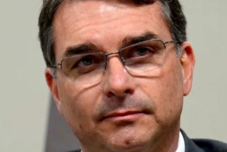 flavio-bolsonaro-pede-que-ex-presidente-da-caixa-explique-a-selic:-‘nao-entendo-tanto-de-economia’