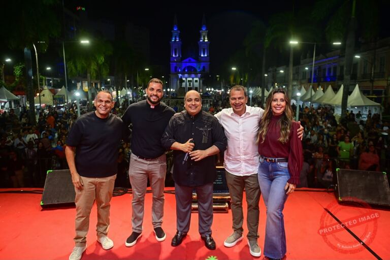 show-do-padre-omar-lota-praca-e-encerra-374a-festa-do-santissimo-salvador-com-chave-de-ouro