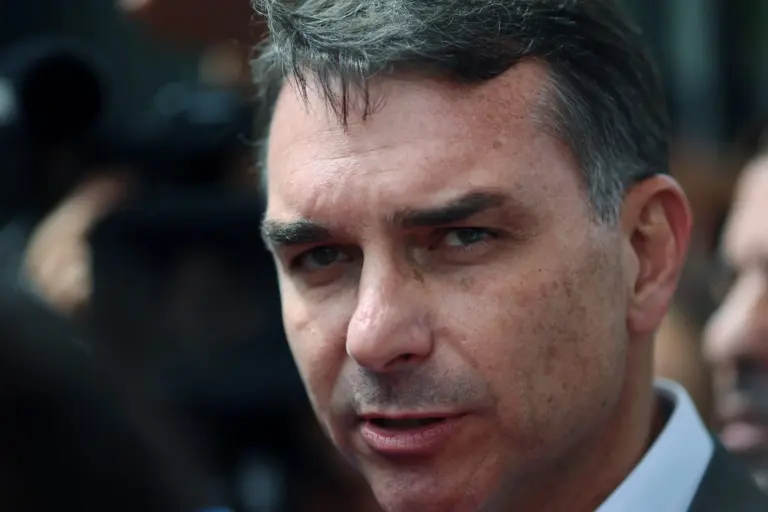 o-isolamento-de-flavio-bolsonaro-em-mg