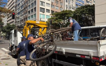 subprefeitura-da-zona-sul-remove-40-carcacas-de-bicicletas-abandonadas-em-copacabana