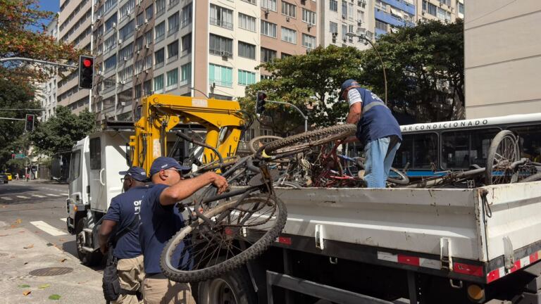 subprefeitura-da-zona-sul-remove-40-carcacas-de-bicicletas-abandonadas-em-copacabana