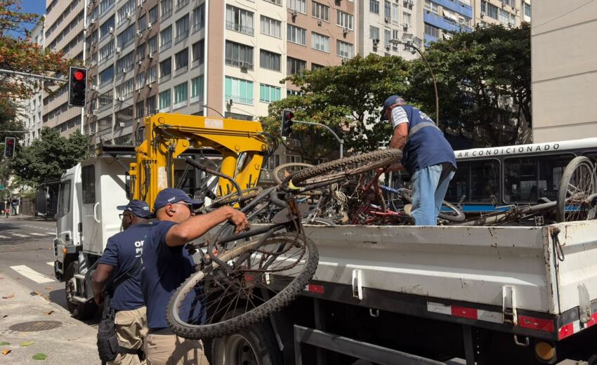 subprefeitura-da-zona-sul-remove-40-carcacas-de-bicicletas-abandonadas-em-copacabana