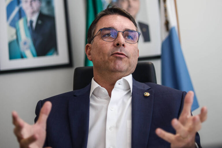 flavio-bolsonaro-ignora-ciencia-e-agricultura-ao-distribuir-emendas-parlamentares