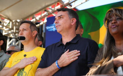 em-evento-com-mulheres,-flavio-bolsonaro-promete-ministras-de-saias-e-volta-a-atacar-o-stf
