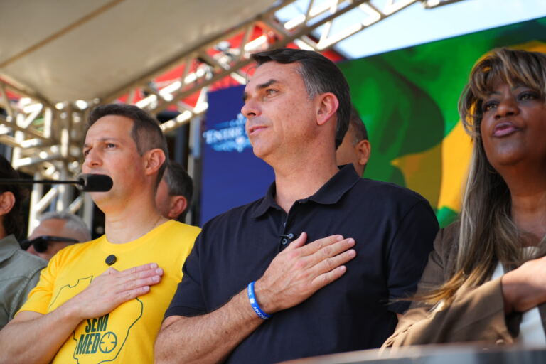 em-evento-com-mulheres,-flavio-bolsonaro-promete-ministras-de-saias-e-volta-a-atacar-o-stf