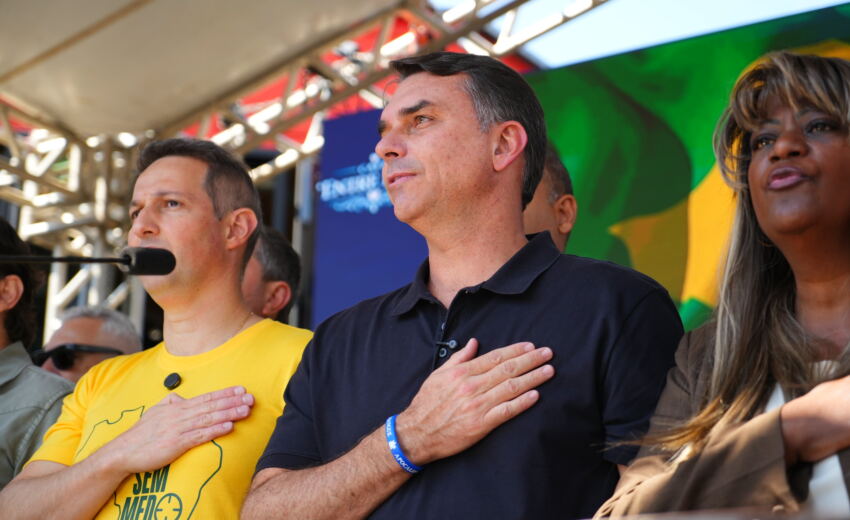 em-evento-com-mulheres,-flavio-bolsonaro-promete-ministras-de-saias-e-volta-a-atacar-o-stf