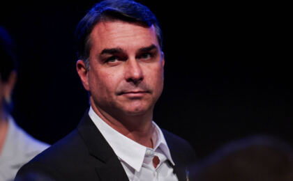 flavio-bolsonaro-reune-47-nomes-ao-senado-e-mira-maioria-para-impeachment-no-stf