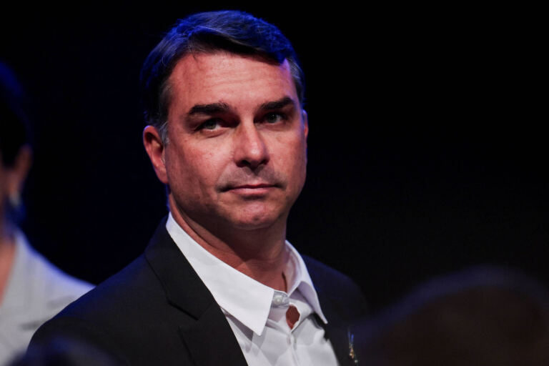 flavio-bolsonaro-reune-47-nomes-ao-senado-e-mira-maioria-para-impeachment-no-stf