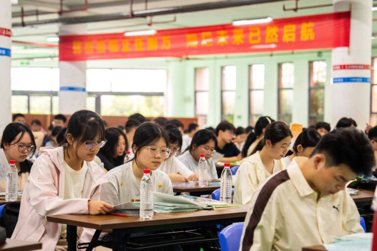 uso-de-ia-para-fazer-licao-reduz-notas-em-provas,-aponta-estudo-com-25-mil-alunos