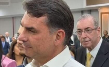 ao-lado-de-eduardo-cunha,-flavio-bolsonaro-chora-em-culto-de-valdemiro-no-dia-dos-pais