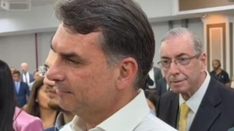 ao-lado-de-eduardo-cunha,-flavio-bolsonaro-chora-em-culto-de-valdemiro-no-dia-dos-pais