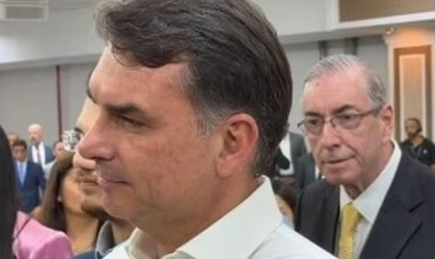 ao-lado-de-eduardo-cunha,-flavio-bolsonaro-chora-em-culto-de-valdemiro-no-dia-dos-pais