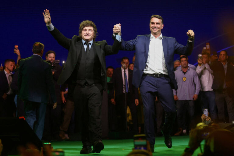 apoio-de-milei-a-flavio-bolsonaro-eleva-chance-de-voto-em-lula-para-34%,-aponta-quaest