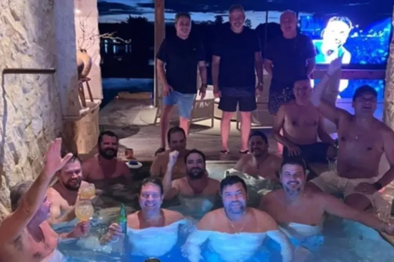 senador-se-pronuncia-sobre-foto-na-piscina-com-amigo-de-flavio