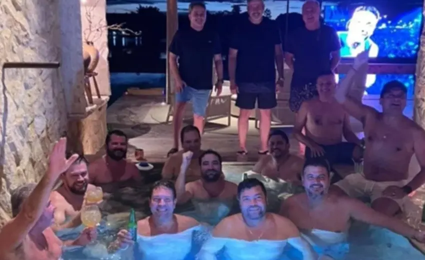 senador-se-pronuncia-sobre-foto-na-piscina-com-amigo-de-flavio