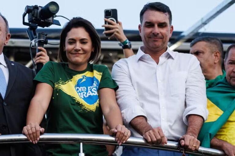 michelle-decide-participar-da-campanha-de-flavio-apos-treta